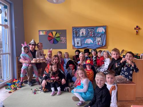 Eine Gruppe von Kindern mit Partyhüten