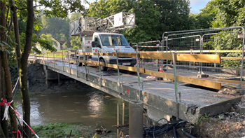Ein Lastwagen auf einer Brücke über einen Fluss
