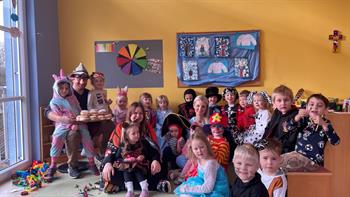 Eine Gruppe von Kindern mit Partyhüten